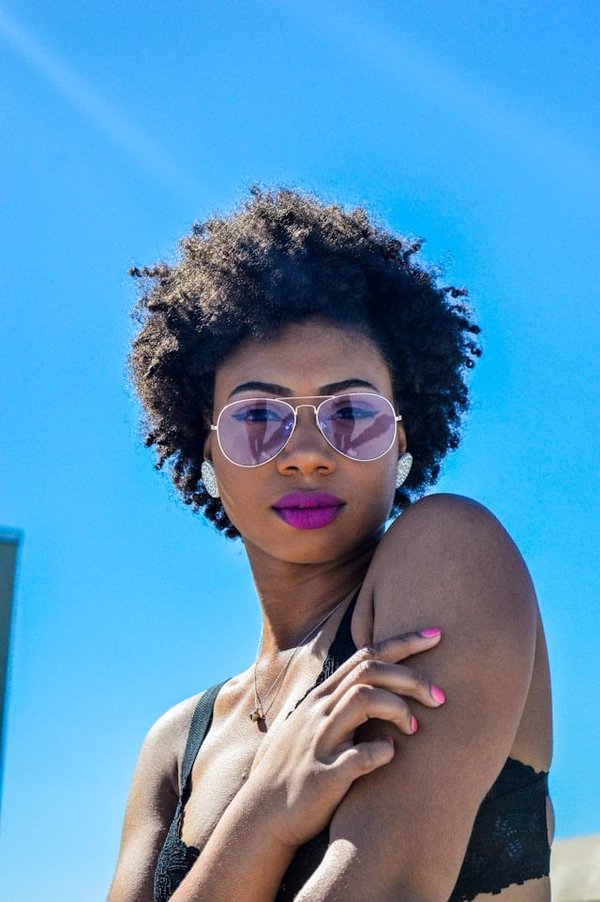Quels accessoires de tête recommandés pour protéger ses cheveux du soleil tout en restant stylé à la plage?