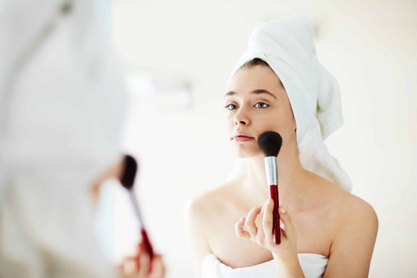 Quelles sont les étapes pour un maquillage anti-âge subtil et élégant?