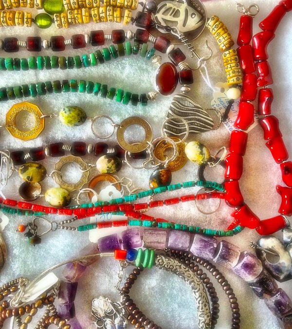 Quels types de bijoux choisir pour mettre en valeur un décolleté plongeant ?